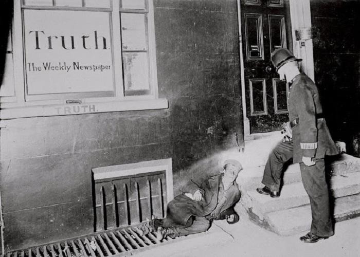 5. У входа в редакцию газеты Truth