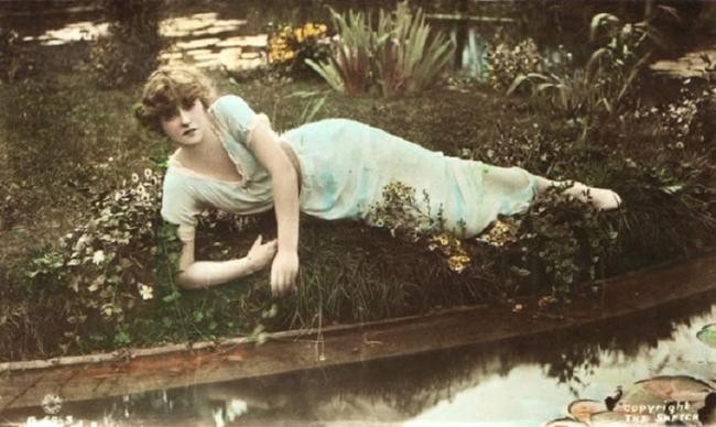 1. Английская актриса, танцовщица и певица