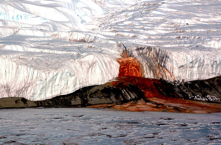 А еще в Антарктиде есть «кровавый водопад».  