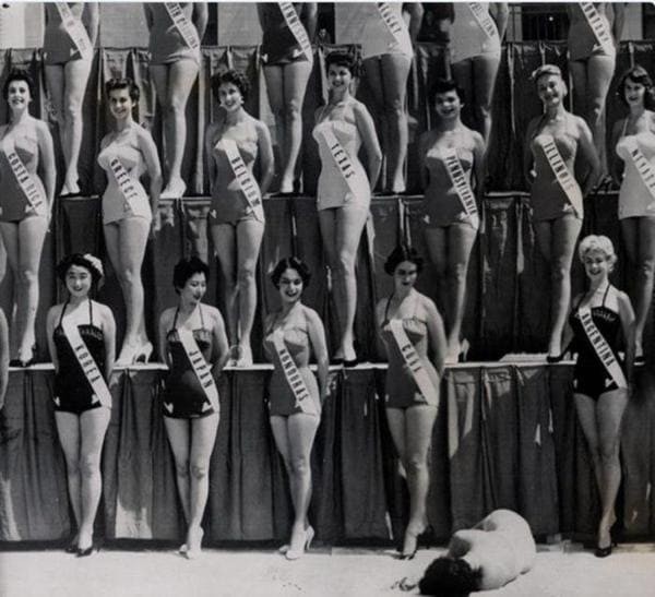На международном конкурсе "Мисс Новая Зеландия" лишилась чувств, 1954.