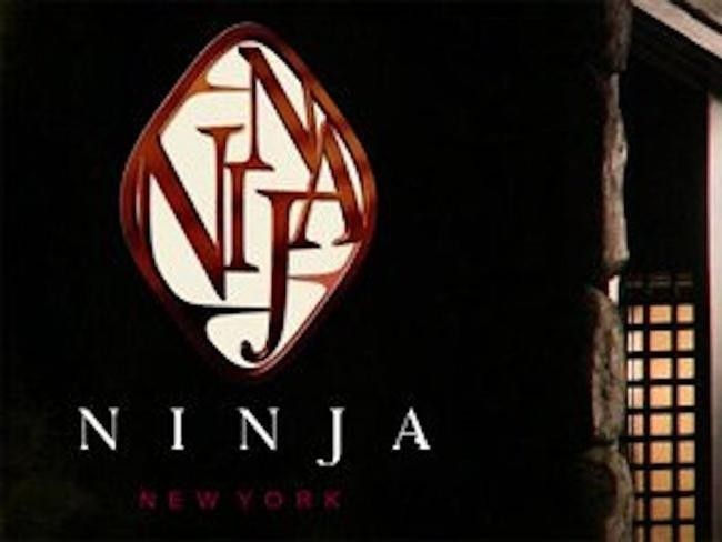 Ниндзя обслуживают людей в ресторане Ninja в Нью-Йорке