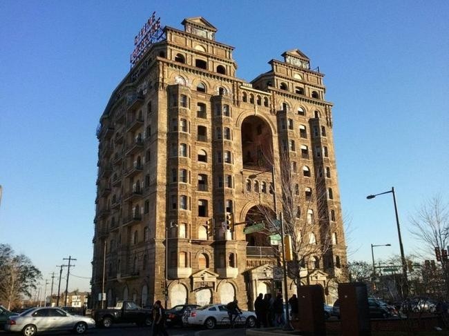 Отель Divine Lorraine