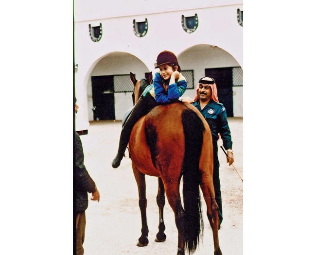 Читать книгу сбежать от шейха. Принцесса Хайя на лошади. Хайя бинт Аль-Хусейн верхом на лошади.
