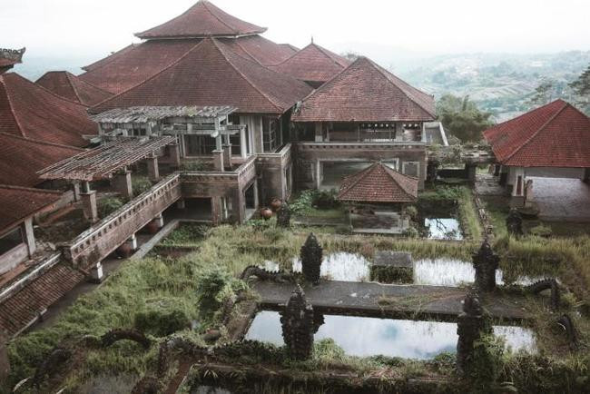 Ghost Palace, Батурити, Индонезия