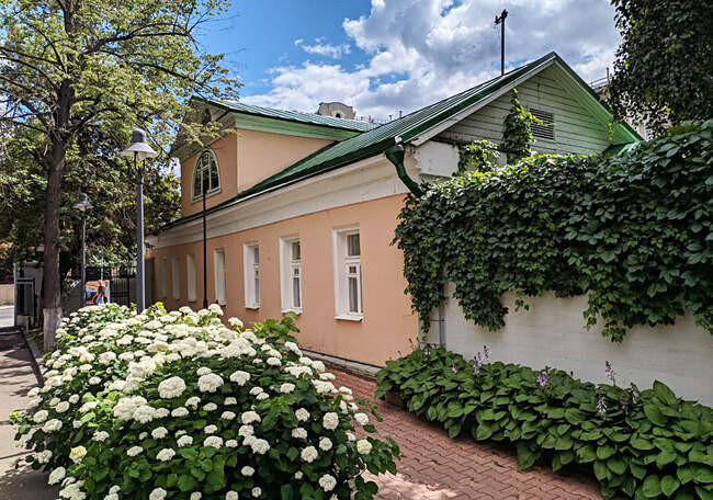 4. Дом-контора купцов Варгиных (Толстовский центр)