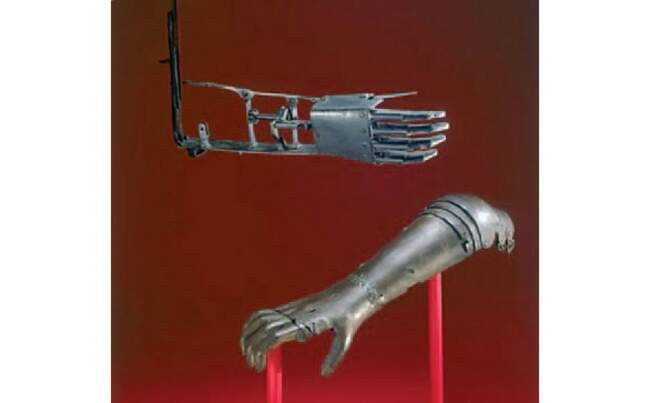 С высокой железной рукой. Орудие болезней. Изобретение стальных гаджетов рыцарями. Оружие из больного оего.