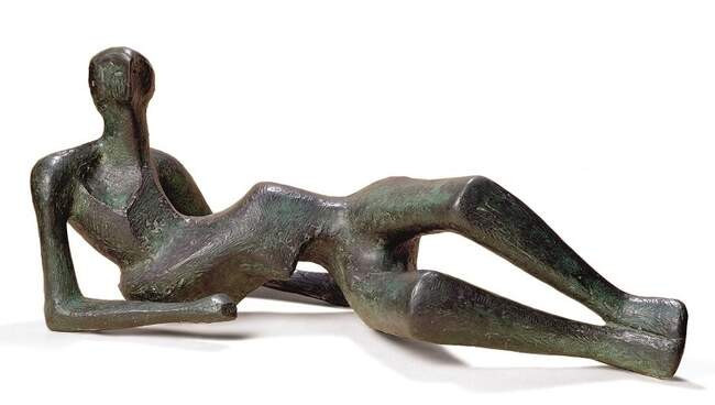 Магия формы и покоя: лежащая скульптура Генри Мура