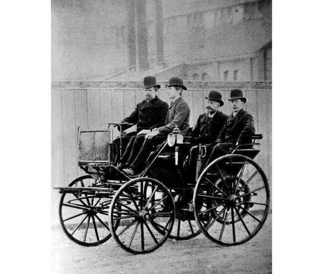 Выпущен первый в мире. Даймлер автомобиль 1895. Даймлер 1910. Даймлер что изобрел. Коляска Даймлера.