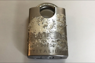 Настоящий медвежатник руками замки ломает