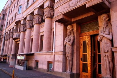 История загадочного дома в центре Петербурга, который оформлен в египетском стиле 