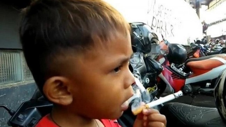 2-летний курильщик, который закатывает своей матери истерики если нет сигарет