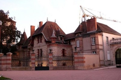 Простоявший взаперти целый век таинственный дом Мантена, сегодня снова принимает гостей