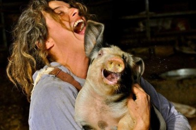 Почему люди во время сильного смеха хрюкают?