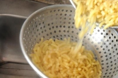 Пять убедительных причин, почему выливать воду из-под макарон в раковину непростительное расточительство