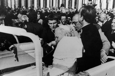 Стилет и пистолет против Папы: как КГБ, Иран и Ватикан покушались на Иоанна Павла II