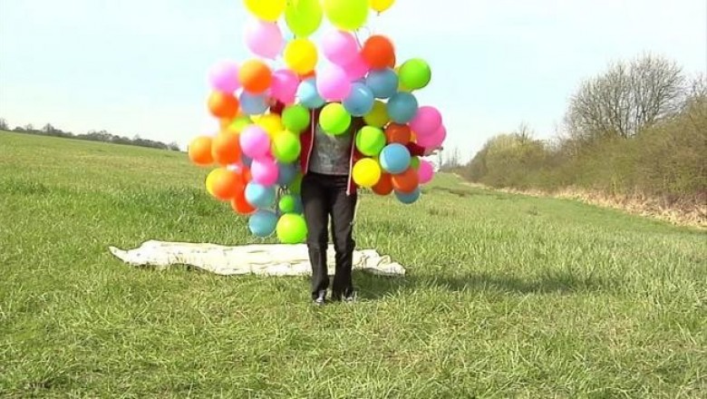Воздушный шарик наполненный гелием взлетает в воздухе. Уносят воздушные шары. Воздушные шарики надувать. Воздушные шары на газоне. Посадка человека воздушные шары.
