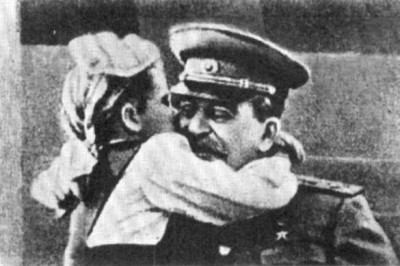 Как сложилась судьба школьницы Веры Кондаковой, поцеловавшей Сталина