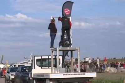 Француз Франк Запата создал летающую доску и пересек на ней Ла-Манш