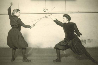 «Не злите женщину, не надо! Она как фурия, цунами и торнадо»: женские дуэли от античности до новейшего времени