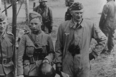 История одной фотографии: юный голландский кадет в окружении двух немецких парашютистов