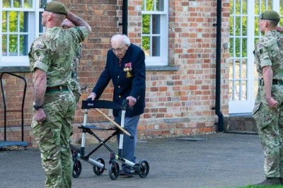 В Британии 99-летний ветеран Второй мировой собрал 28 млн фунтов стерлингов для борьбы с пандемией