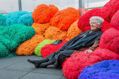 Американская художница Шейла Хикс превращает старинные технологии ткачества в оригинальные текстильные инсталляции