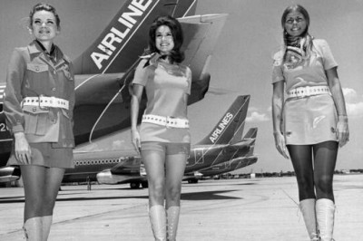 Мини-юбки и короткие шортики: почему стюардессы носили откровенную униформу в 1960-70-х годах