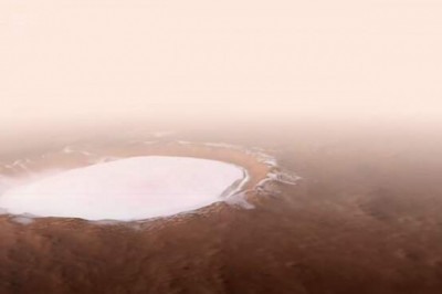 Полет над ледяным кратером Королева на Марсе