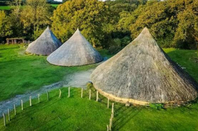 В каких домах жили древние кельты: Кастелл Хенлис – реконструкция поселения железного века