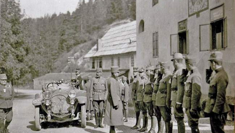 История по фотографии: император Австрии и король Венгрии Карл приветствует офицеров во время поездки на Юго-Западный фронт