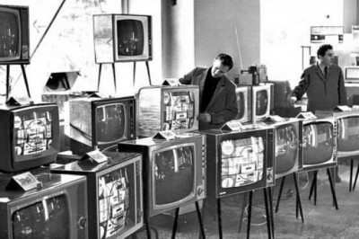 Почему в Советском Союзе корпусы телевизоров делали из дерева, а не из пластика