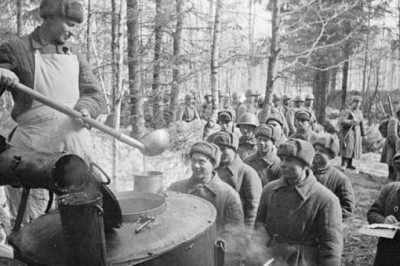 Полевая кухня красноармейца: как кормили советских солдат в Великую Отечественную и чем им запомнились трофейные немецкие пайки