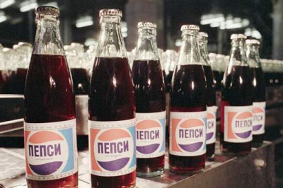 Подлодки в обмен на газировку: как «Пепси» дружила с СССР, поила американцев водкой и купила себе военный флот