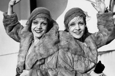 Одиночество сестер Хилтон: жизнь девочек сиамских близнецов в начале XX века