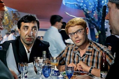 Как Вицина насильно поили пивом, а Яковлев чуть не отравился заливной рыбой: курьезные истории о застольях в советских фильмах