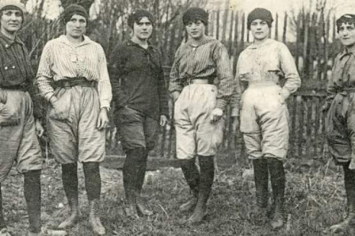 Сжигание на кострах, тюрьма и унижение: через что женщинам пришлось пройти, чтобы носить штаны