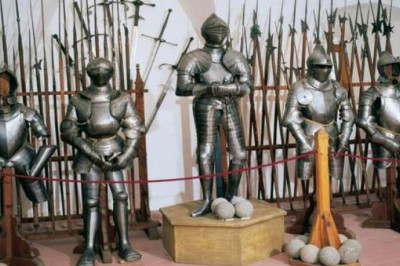Почему в музеях старинные доспехи и мечи без следов ударов и повреждений