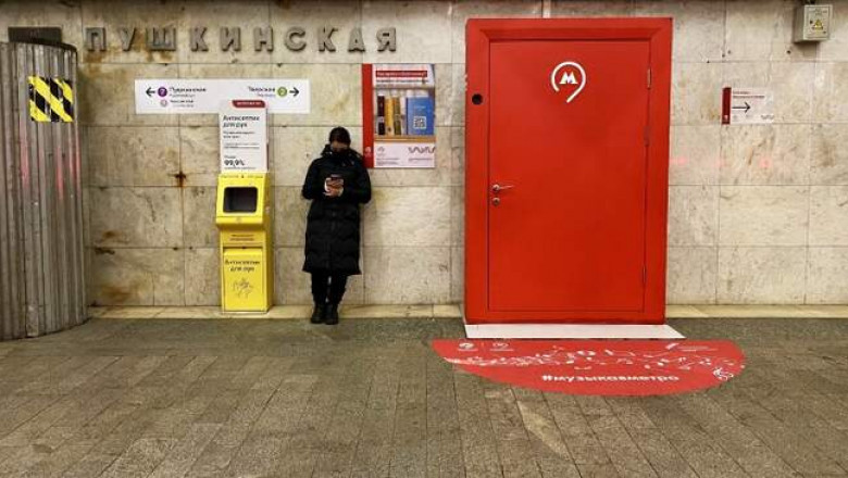 Не прислоняться к дверям в метро рисунок