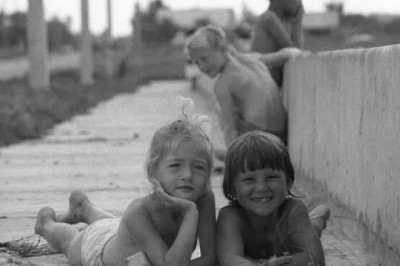 Выжили в СССР: дети, которые жевали гудрон, прыгали с крыш и грели градусники