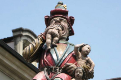 Фонтан «Пожиратель детей» на площади Корнхаусплац и еще 11 пугающих статуй, которые ты вряд ли захочешь увидеть в реальности