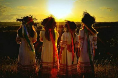 Странные древнерусские ритуалы: зачем на протяжении жизни несколько раз меняли имя, как проходил свадебный обряд и где можно было дом построить