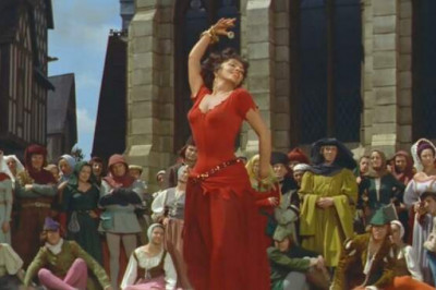 Эсмеральда на сцене и в кино: кто из актрис убедительнее вжился в образ прекрасной танцовщицы