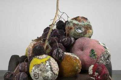 Эстетика разложения Кэтлин Райан: скульптор создает из драгоценных камней массивные гнилые плоды