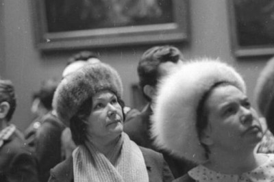 Почему советские женщины не снимали зимние шапки в помещении?