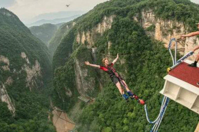 Банджи-джампинг со стеклянного моста Чжанцзяцзе