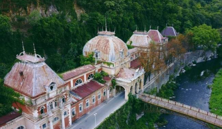 Осколки былого величия в румынском Бэиле Геркулане: почему превратился в «заброшку» курорт в Богемии, где 2000 лет назад отдыхала элита Римской империи