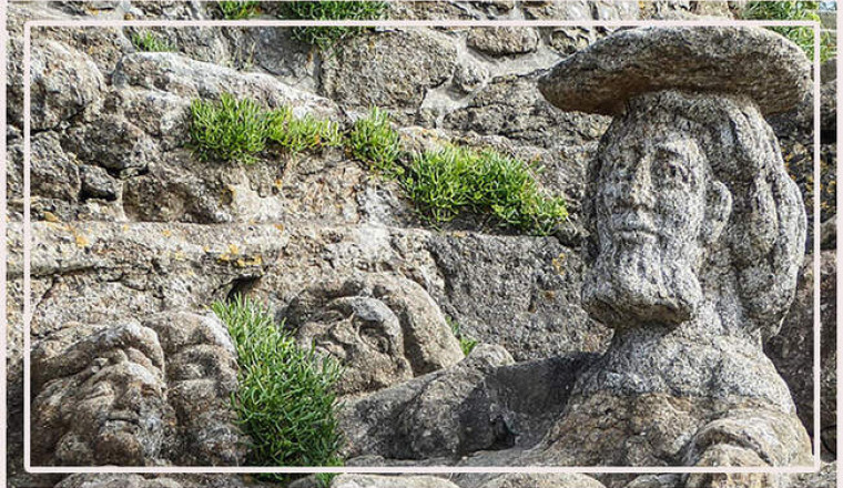 Скульптурные утёсы в Ротенёф: как глухой монах-самоучка создал сказку на Изумрудном побережье