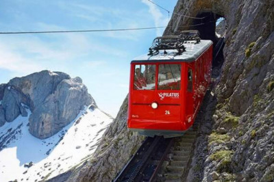 Как в Швейцарии туристов развлекают, катая в вагончиках по крутым склонам гор и жутко-темным туннелям