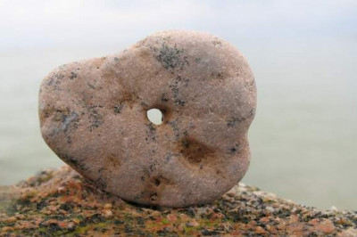 Магическая сила дырявых камней: почему в «куриного бога» верят повсюду