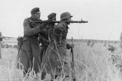 Насколько правдивы фотографии, где немцы стреляют из пулемета MG с плеча товарища